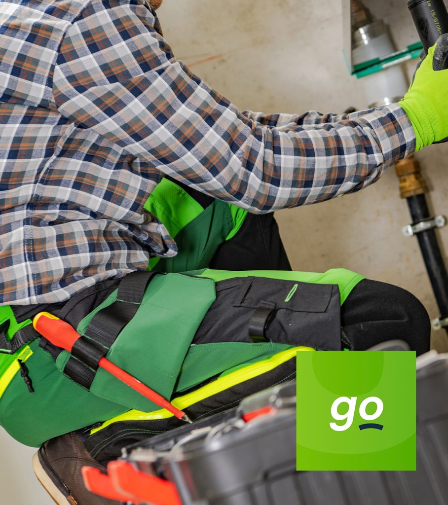 Plombier professionnel en intervention